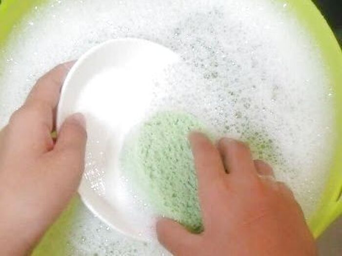洗い方手順２：指で確認しながら食器を取り出す