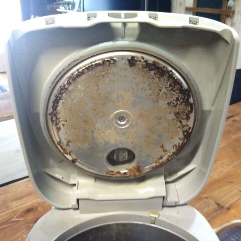 100均重曹で解決 炊飯器 内蓋 の頑固な汚れを簡単に落とす方法 暮らしニスタ