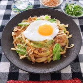 大人も子供も大好き！夏うどん「お好み焼うどん（チーズ豚玉うどん）