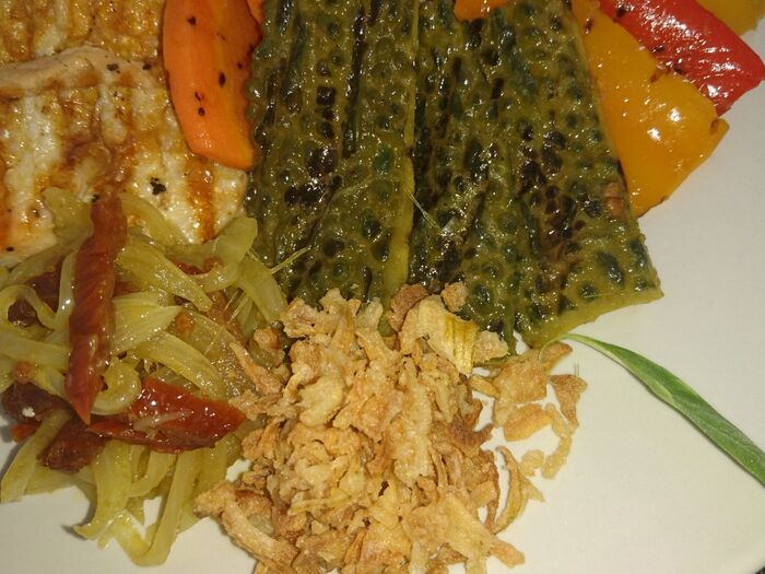 ゴーヤ、マリナードの野菜、クリスピーオニオン