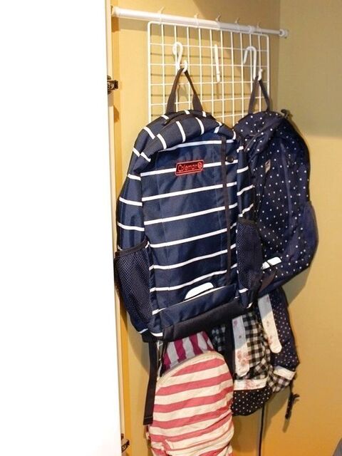 つっぱり棒 ワイヤーネットで リュック類をすっきりしまえる収納の工夫 暮らしニスタ つっぱり棒 ワイヤーネットで リュック類をすっきりしまえる収納の工夫 暮らしニスタ