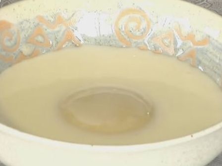 ■雪見大福　作り方1.餅に牛乳をかけます