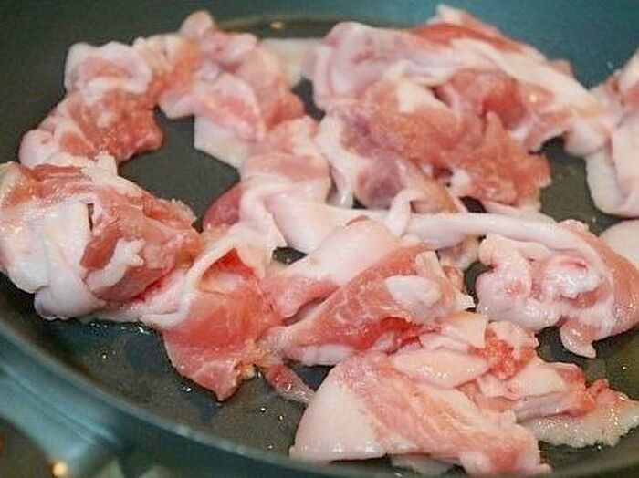 １．豚肉を炒める。