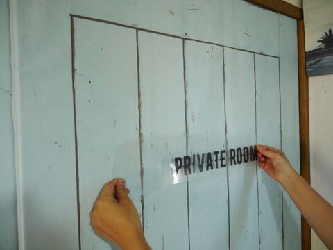 Diy リビングの引き戸を輸入壁紙でウッドドア風にイメチェン 暮らしニスタ Diy リビングの引き戸を輸入壁紙でウッドドア風にイメチェン 暮らしニスタ