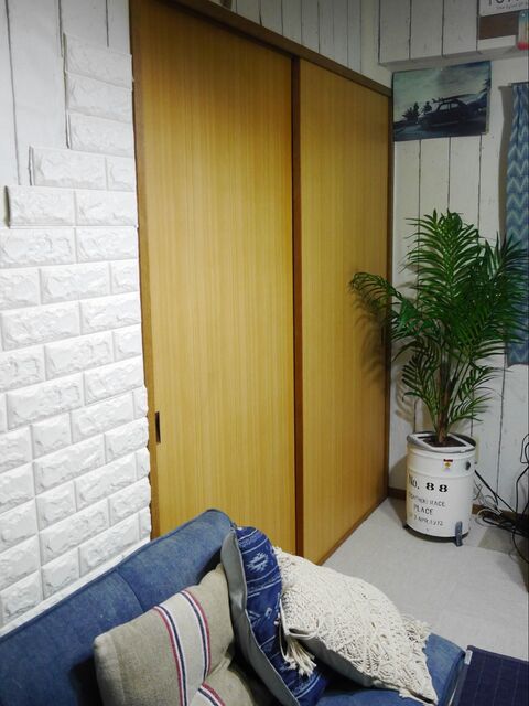 Diy リビングの引き戸を輸入壁紙でウッドドア風にイメチェン 暮らしニスタ Diy リビングの引き戸を輸入壁紙でウッドドア風にイメチェン 暮らしニスタ