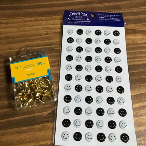 キャンドゥのスマイルシールで シンプル画びょうを スマイル画鋲 に 暮らしニスタ キャンドゥのスマイルシールで シンプル画びょうを スマイル画鋲 に 暮らしニスタ