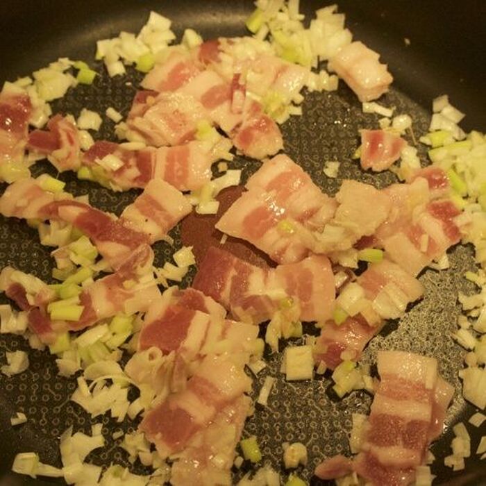 2　豚肉を炒めます。