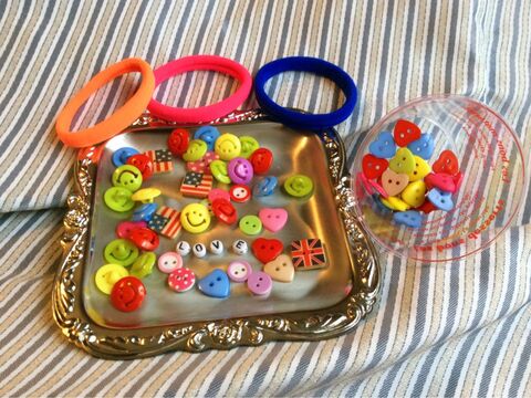 100均のカラフルポップなボタンで簡単キッズ アクセサリー 暮らしニスタ 100均のカラフルポップなボタンで簡単キッズ アクセサリー 暮らしニスタ