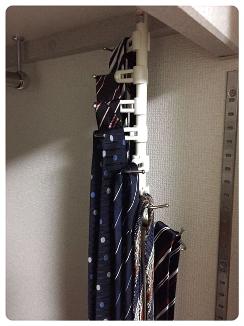 ネクタイ収納 つっぱり棒を縦に使ってクローゼットのデッドスペースを有効活用 暮らしニスタ