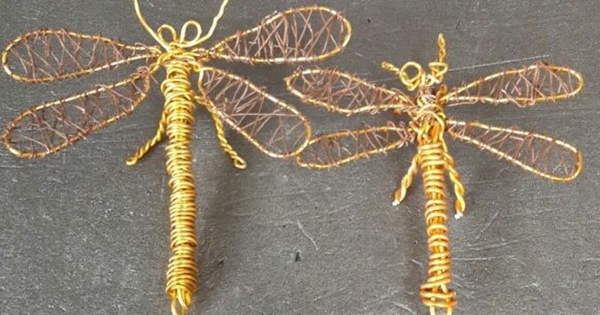 金色に輝く親子のトンボが針金1本で作れる １００均の材料で簡単に作れます 暮らしニスタ