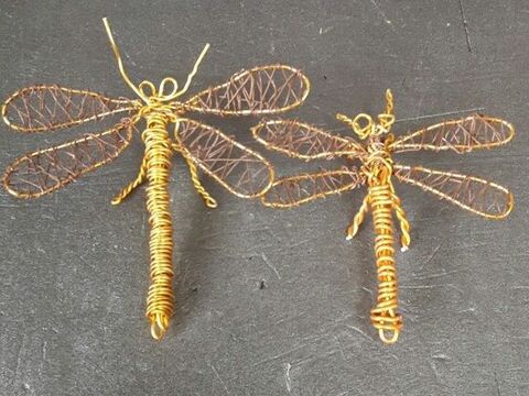 金色に輝く親子のトンボが針金1本で作れる 100均の材料で簡単に作れます 暮らしニスタ