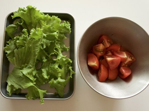 3　加熱している間に野菜を用意します