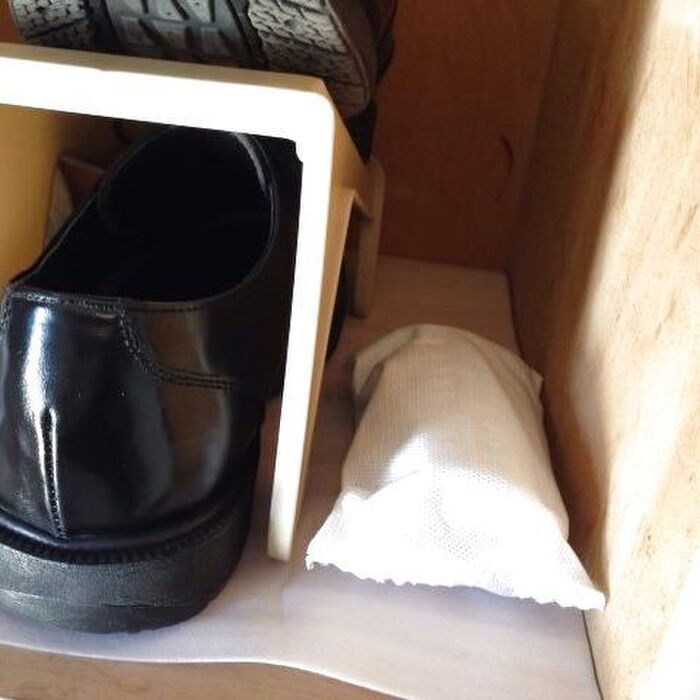 食器棚シートと竹炭で臭いや湿気から靴を守る