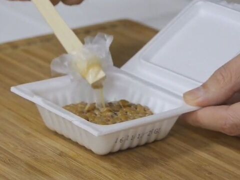 裏技 手を汚さず簡単に 納豆のビニール を剥がす方法 暮らしニスタ