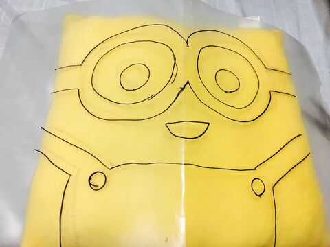ダイソーの黄色いクッションとフェルトのハギレでミニオンズクッションの作り方 暮らしニスタ