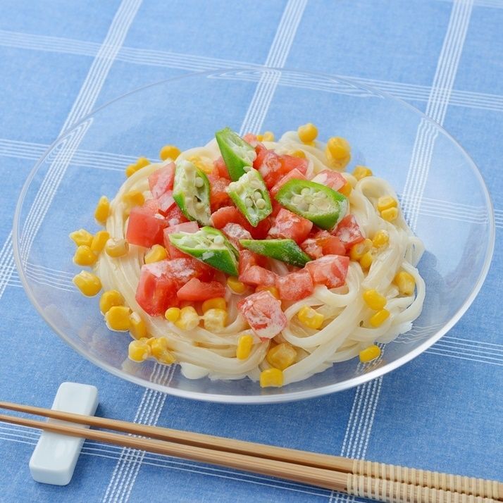 夏野菜を使って「オクラとトマトのマヨポンうどん」