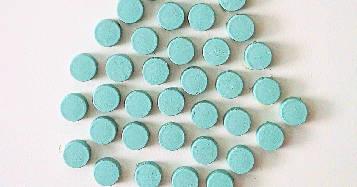 材料2つ ペットボトルのキャップ ダンボールで簡単 北欧系 壁面インテリア Diy 暮らしニスタ