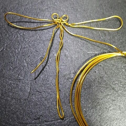 金色に輝く親子のトンボが針金1本で作れる 100均の材料で簡単に作れます 暮らしニスタ 金色に輝く親子のトンボが針金1本で作れる 100均の材料で簡単に作れます 暮らしニスタ