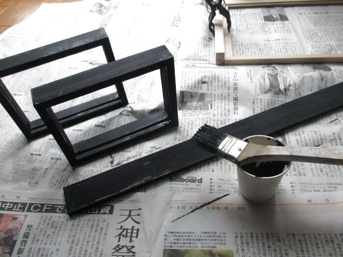 作り方①水性塗料(黒)をフレームと角材にザーッと塗る。