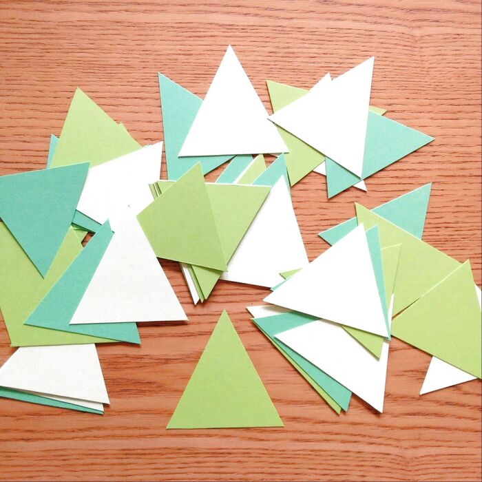 色画用紙を三角形に切ります