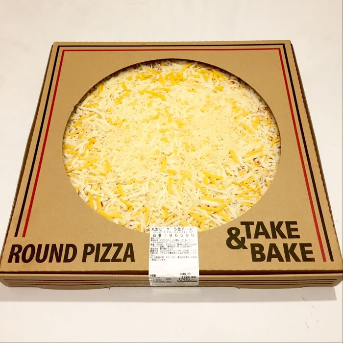 コストコ名物の巨大ピザはアレンジ無限大。「チーズピザ」で楽しいランチタイム