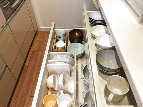 ミニサイズの食器は 100均の水彩バスケットで崩れない収納に 暮らしニスタ ミニサイズの食器は 100均の水彩バスケットで崩れない収納に 暮らしニスタ