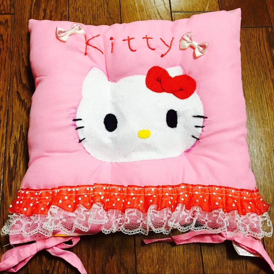 ダイソー100円クッションをキティちゃんデザインにアレンジ フェルトはぎれで 暮らしニスタ