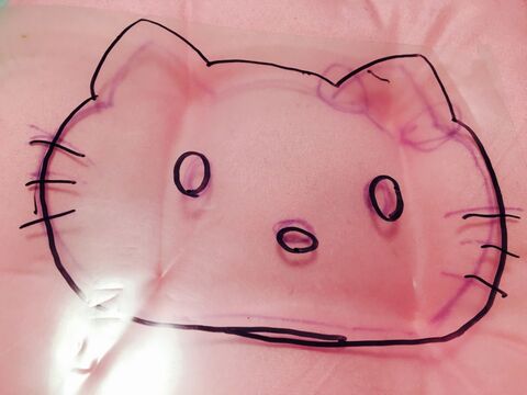 ダイソー100円クッションをキティちゃんデザインにアレンジ フェルトはぎれで 暮らしニスタ