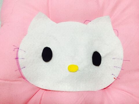 ダイソー100円クッションをキティちゃんデザインにアレンジ フェルトはぎれで 暮らしニスタ ダイソー100円クッションをキティちゃんデザインにアレンジ フェルトはぎれで 暮らしニスタ