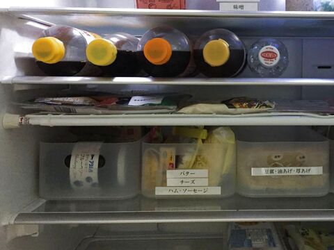 冷蔵庫内のつっぱり棒を使った収納事例 暮らしニスタ