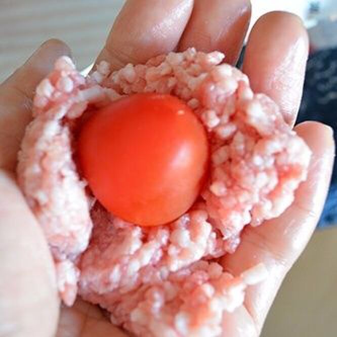 巨大ミートボールの作り方　トマト