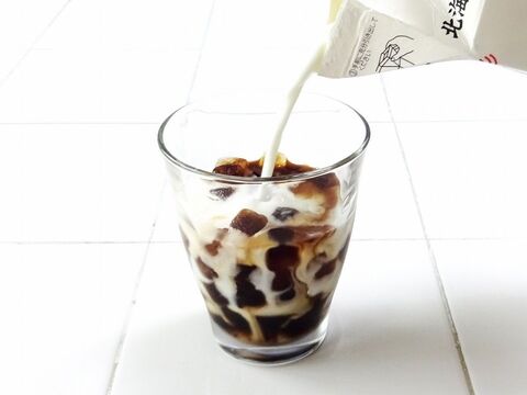 コーヒー氷でグッとコクのあるアイスラテを楽しもう 暮らしニスタ コーヒー氷でグッとコクのあるアイスラテを楽しもう 暮らしニスタ