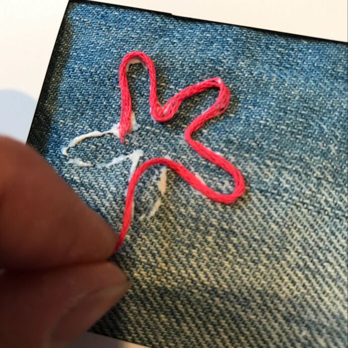 刺繍糸を貼っていきます