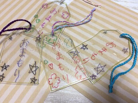 敬老の日の贈り物に 子供と作るプラ板のお守り 暮らしニスタ 敬老の日の贈り物に 子供と作るプラ板のお守り 暮らしニスタ