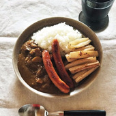 赤ワインに合う れんこんとチョリソーのバター炒め添えカレー