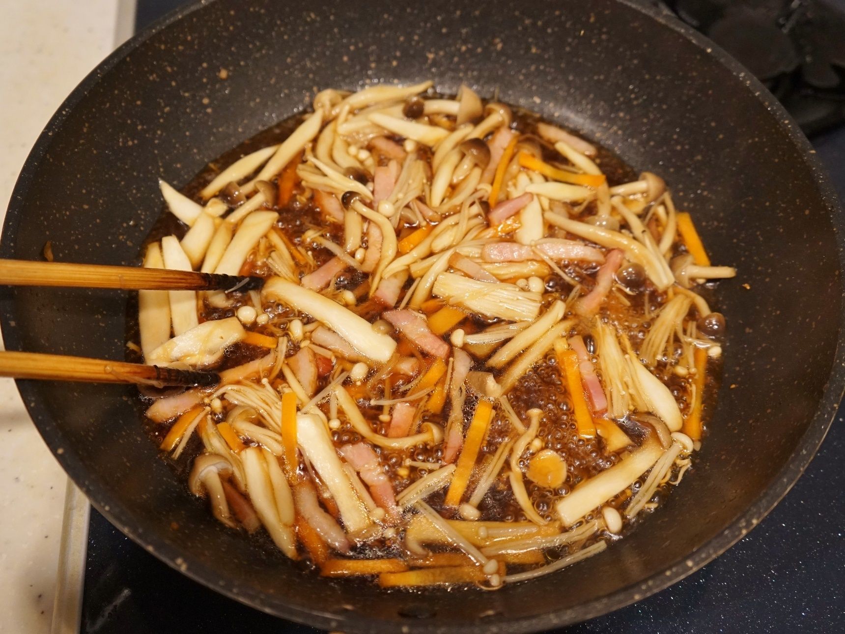 調味料を加えて炒め煮にします。