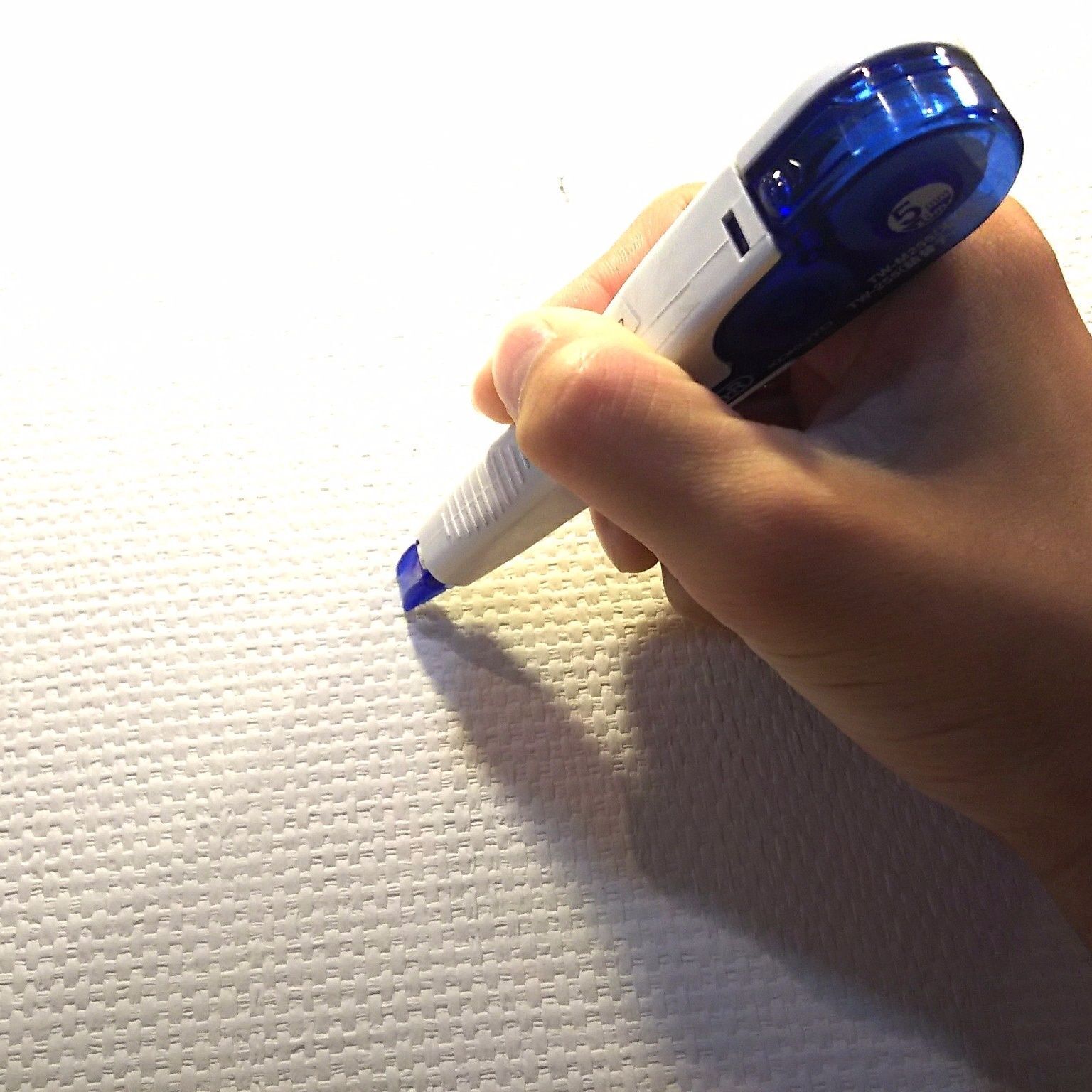 壁にあいた穴を一瞬で消す方法 修正テープを使って綺麗に補修 暮らしニスタ