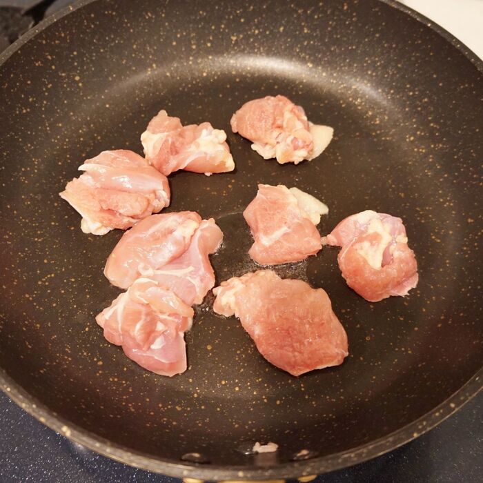 鶏肉を炒めます。