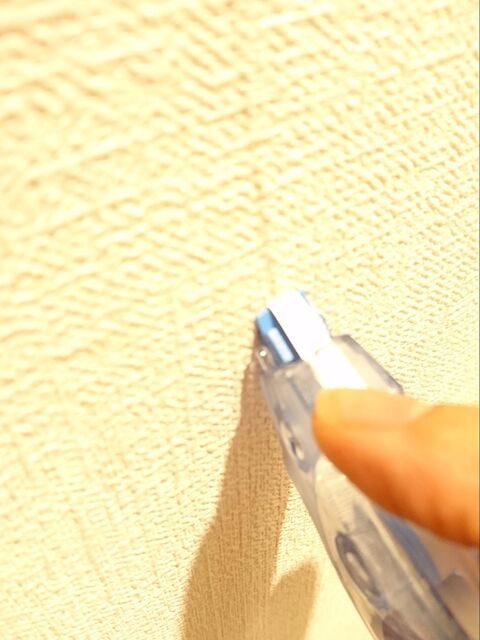 まさかの壁のキズ隠し 文字修正テープを使って壁紙修正 暮らしニスタ