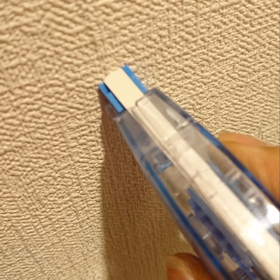 まさかの壁のキズ隠し 文字修正テープを使って壁紙修正 暮らしニスタ まさかの壁のキズ隠し 文字修正テープを使って壁紙修正 暮らしニスタ