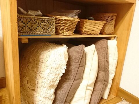 クッションをオシャレに収納 シンプルな棚にお片付け 暮らしニスタ クッションをオシャレに収納 シンプルな棚にお片付け 暮らしニスタ