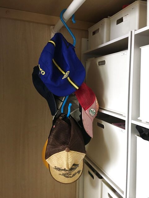 100均s字フックでキャップの収納 暮らしニスタ 100均s字フックでキャップの収納 暮らしニスタ