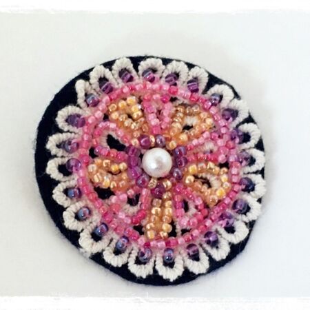 セリアのクラフトパーツで簡単 素敵なビーズ刺繍ブローチ 暮らしニスタ セリアのクラフトパーツで簡単 素敵なビーズ刺繍ブローチ 暮らしニスタ