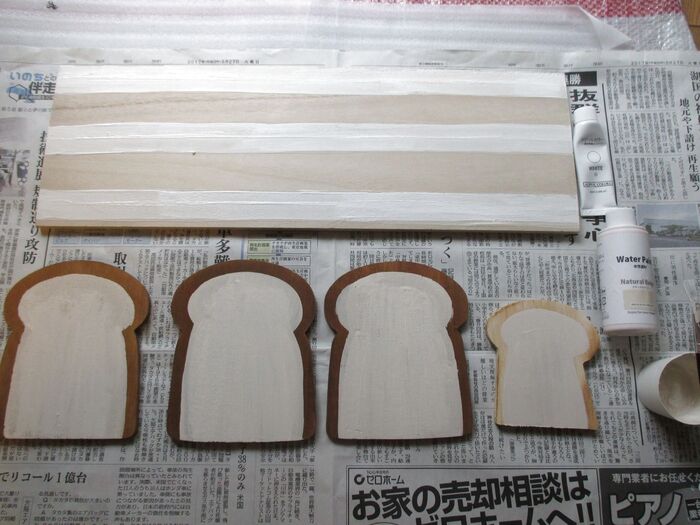 作り方①食パン型ウッドプレートと木板をペイントする。