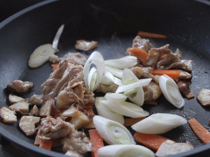 豚肉、野菜を炒める。