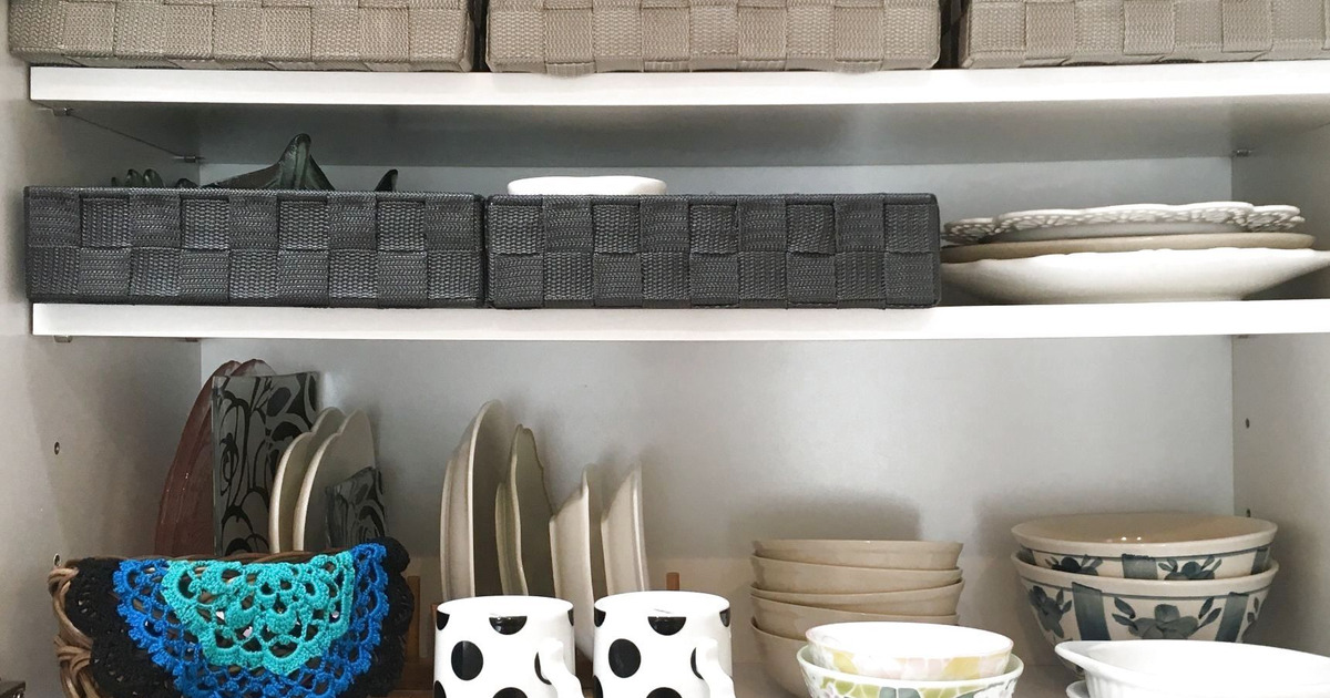 100均カゴを活用して食器棚を奥まで使おう 暮らしニスタ