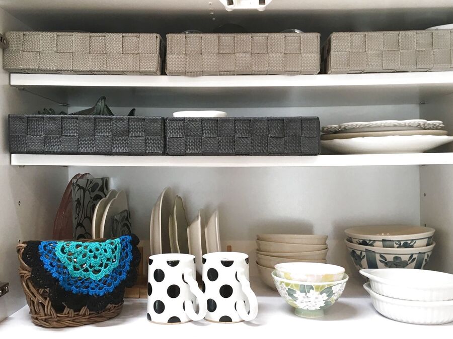 100均カゴを活用して食器棚を奥まで使おう 暮らしニスタ 100均カゴを活用して食器棚を奥まで使おう 暮らしニスタ