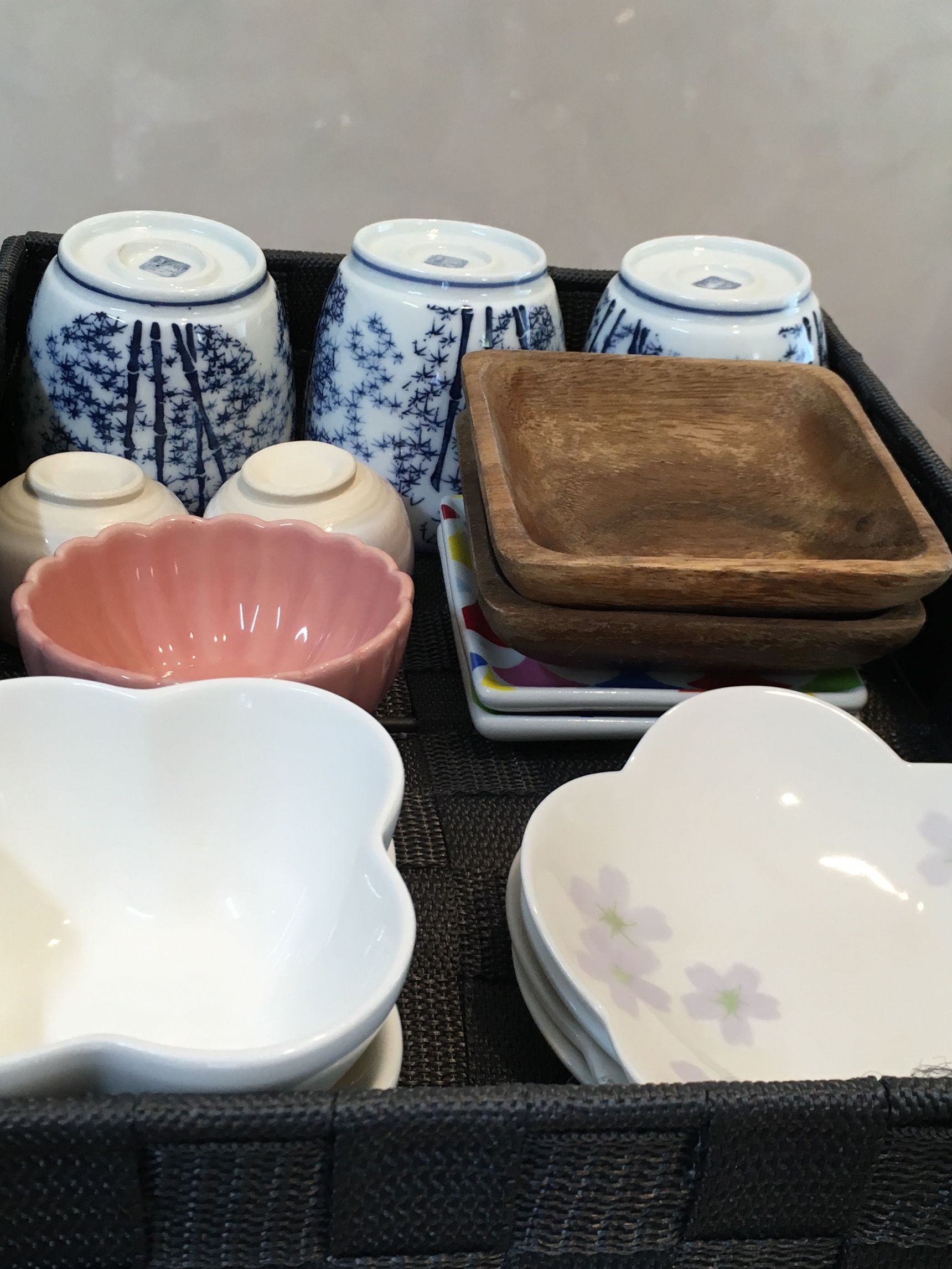小さな食器を詰めていきます