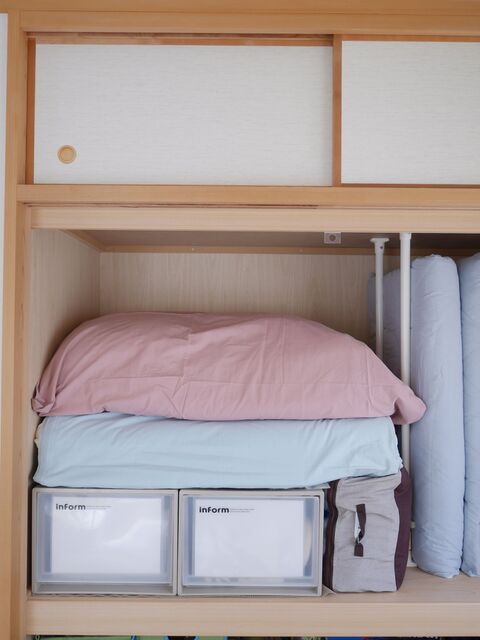 布団収納のコツ 来客用布団はシーツを使ってセットをつくる 暮らしニスタ 布団収納のコツ 来客用布団はシーツを使ってセットをつくる 暮らしニスタ