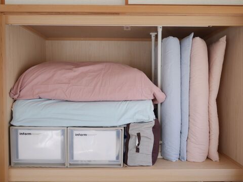 布団収納のコツ 来客用布団はシーツを使ってセットをつくる 暮らしニスタ 布団収納のコツ 来客用布団はシーツを使ってセットをつくる 暮らしニスタ